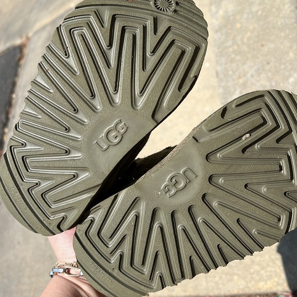 Ugg size 10 boots for toddler in army green - Picture 3 of 4